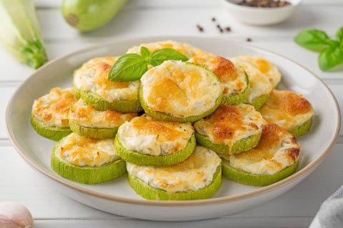 Überbackene Zucchini mit Käse und Tomaten, dazu Salat und Knoblauch-Dip