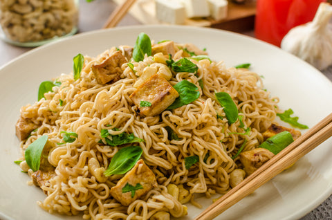 Veganes, glutenfreies Nudelgericht mit cremiger Cashew-Sauce und Tofu
